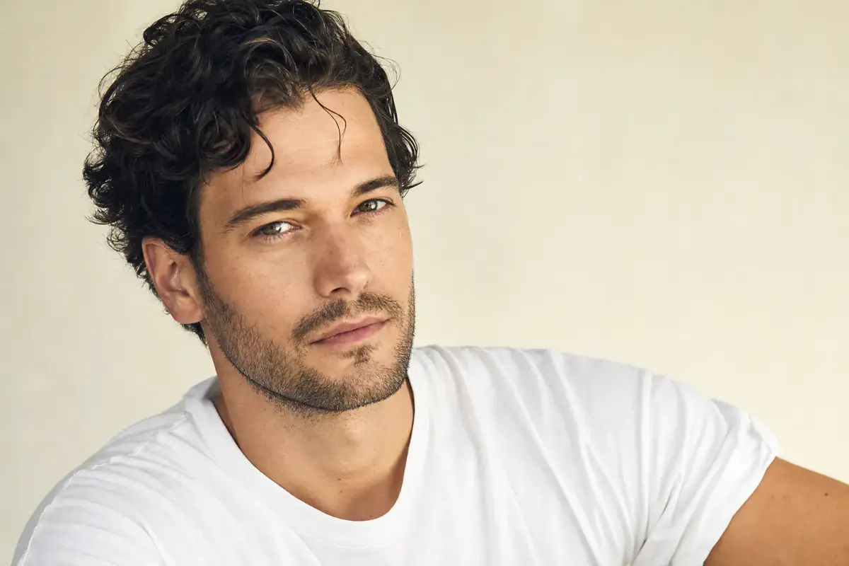 Man in his thirties with a relaxed smooth forehead and confident look